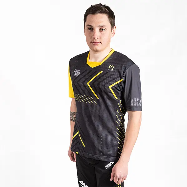 T-Shirt-BB-grafica-black-yellow_02.webp